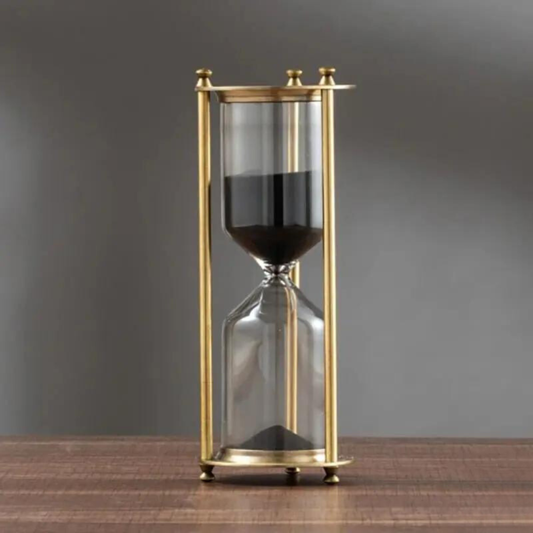 Skanto | Antikk timeglass laget av messing med fiolett sand
