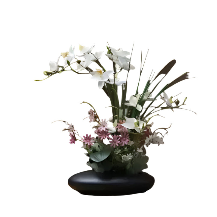 Livaktig blomsterarrangement i en moderne vase Skanto