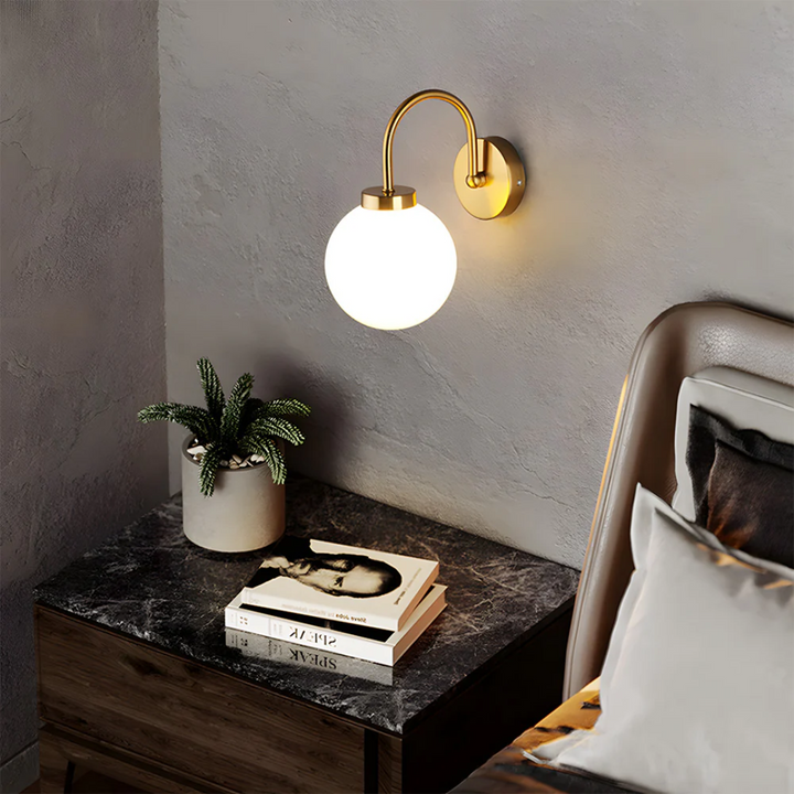 Skanto | Vegglampe med glasskule