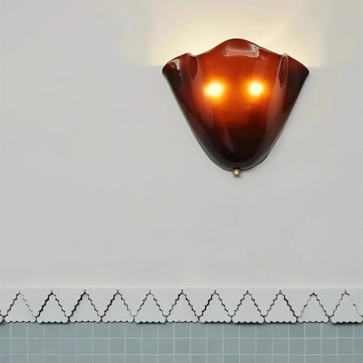 Skanto | Retro vegglampe laget av farget glass i skjørtformet skålmønster