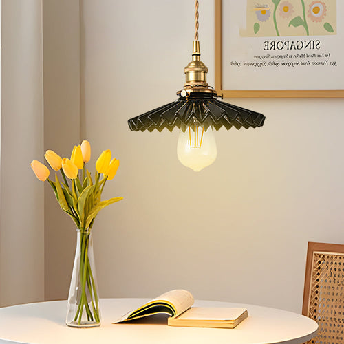 Vintage keramisk pendellampe med plissédesign – messing LED pendellampe for spisestue og stue | Skanto
