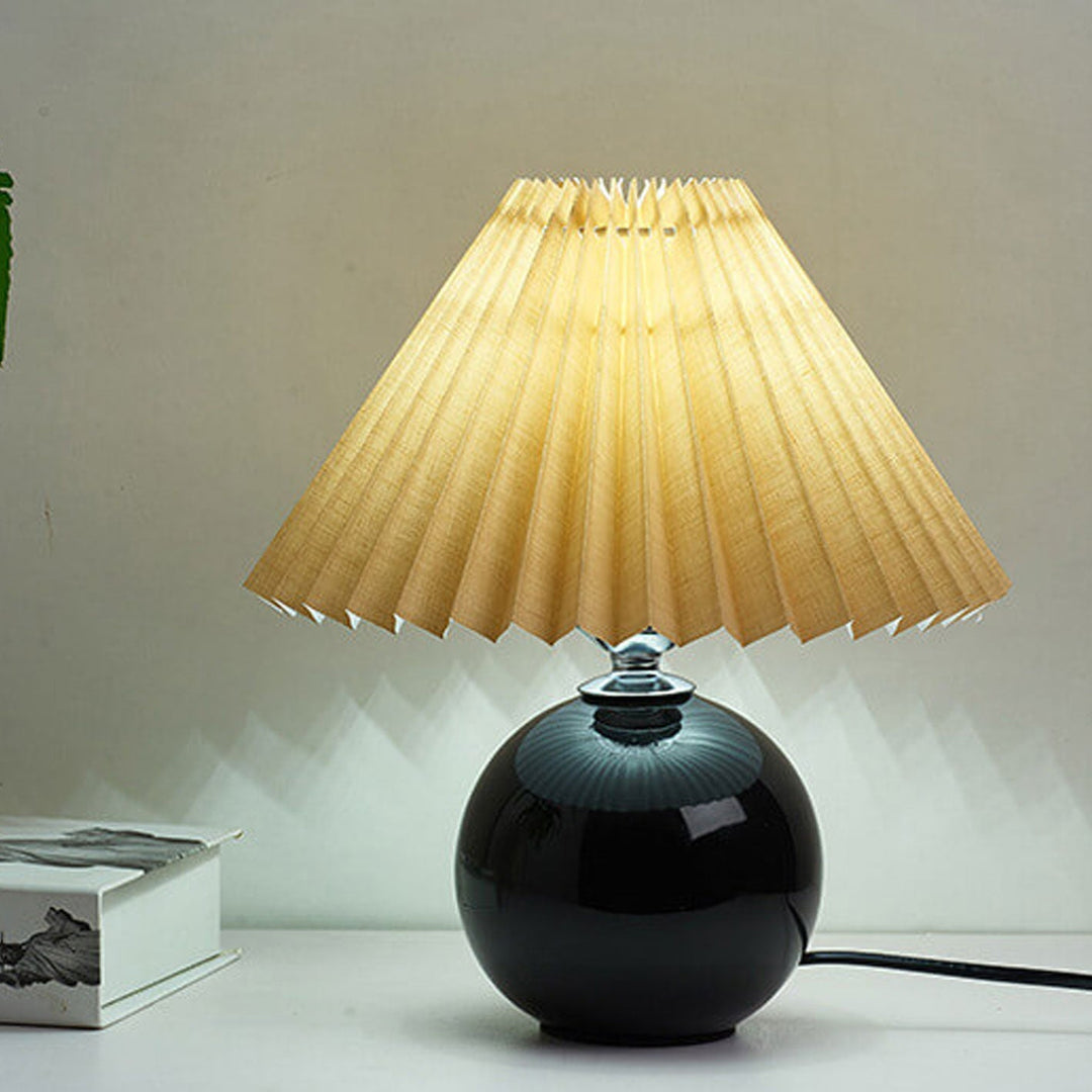 Skanto | Nordisk minimalistisk 1-lampe bordlampe laget av keramikk med folder