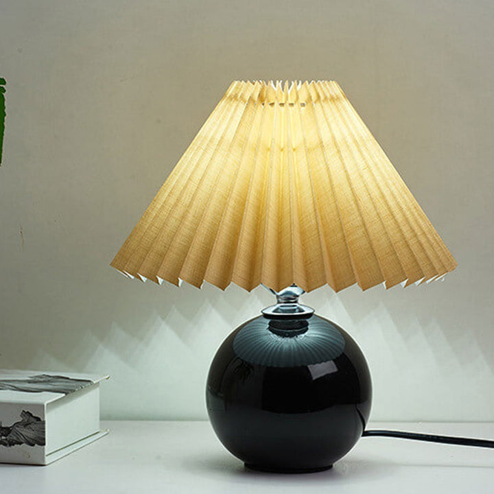 Skanto | Nordisk minimalistisk 1-lampe bordlampe laget av keramikk med folder