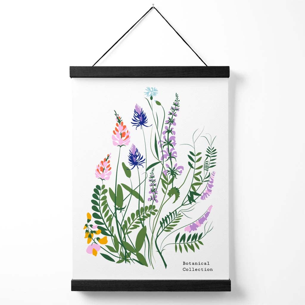 Enkel plakat for et blomstermarked med blå og lilla markblomster, inkludert oppheng.