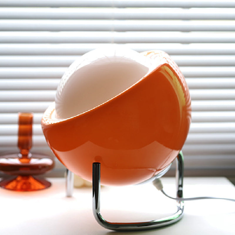 Skanto | Stilig retro bordlampe som kombinerer Bauhaus-estetikk og middelaldersk design