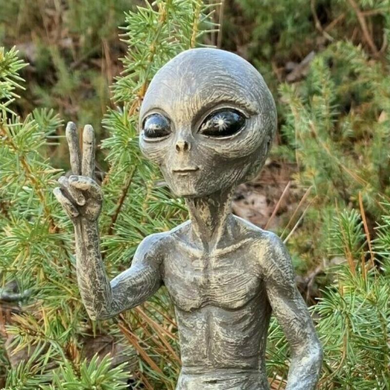 Alien Garden Statue | Skanto