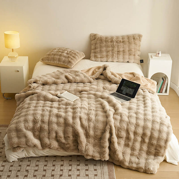 Plush falsk pels kastet for ultimate koselig varme | Skanto
