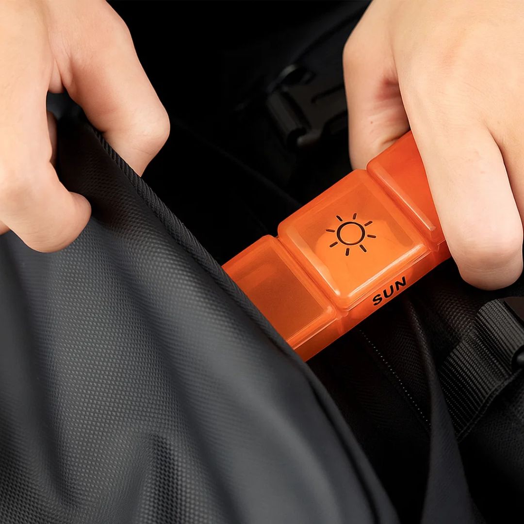MediTrack | Ukentlig Pilleorganisator – Forbedrer Medisinoverholdelse - Enkel-åpne Store Rom – BPA-fri Holdbar – Reise & Seniors Skanto