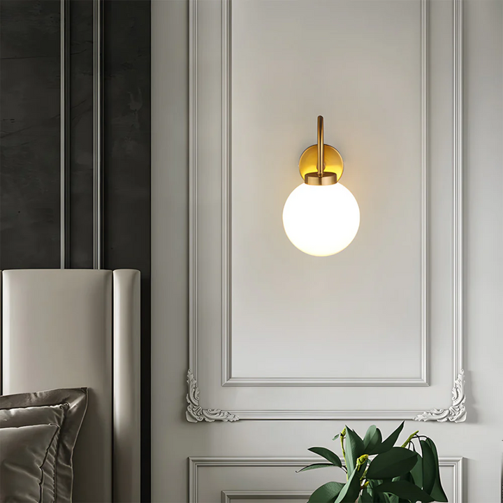 Skanto | Vegglampe med glasskule