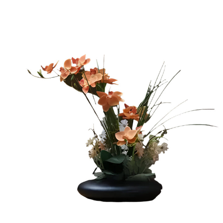 Livaktig blomsterarrangement i en moderne vase Skanto
