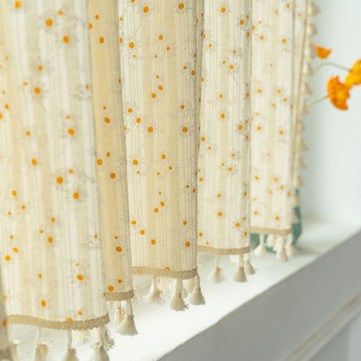 Beige Daisy Pattern Tier Gardin i Bomull Lin Stoff | Skanto