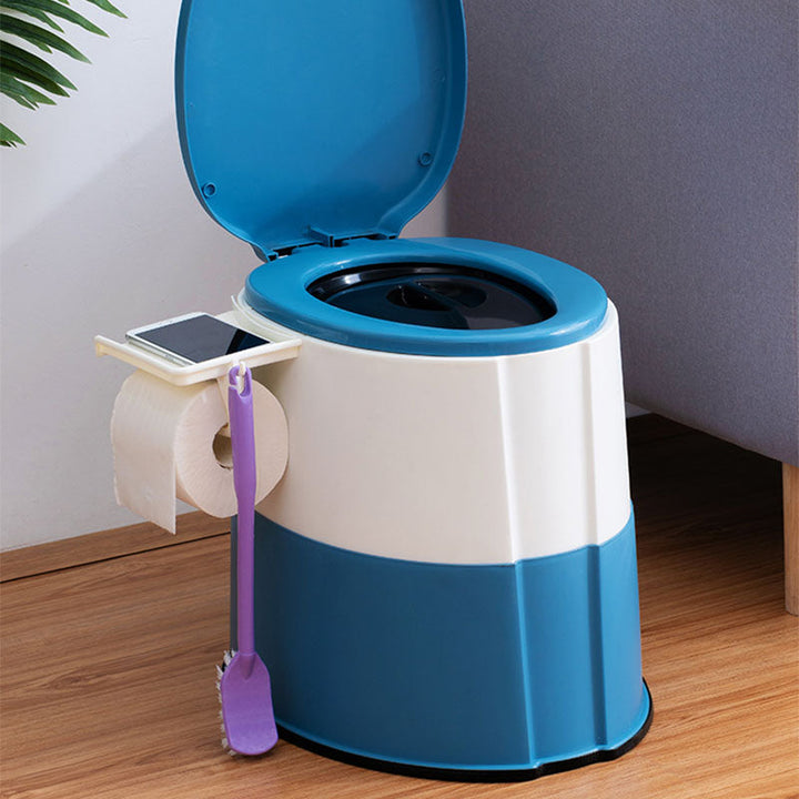 Moderne vegghengt plasttoalett med toalettsete til badet