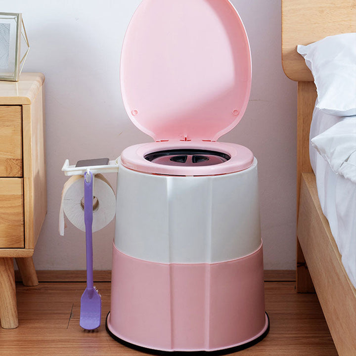 Moderne vegghengt plasttoalett med toalettsete til badet
