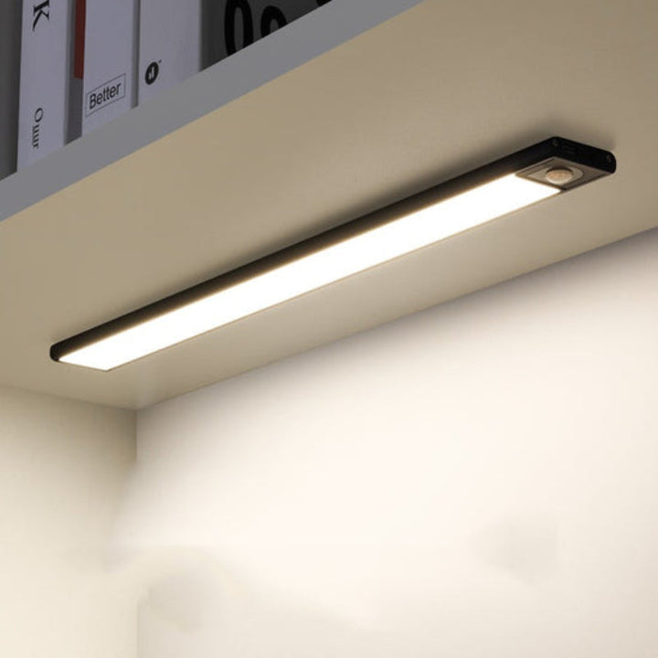 Skanto | Ultra-Tynn LED GlowLight – USB Oppladbar Bevegelsessensor Skaplys med Magnetisk Bakside for Kjøkken, Garderobe eller Klær