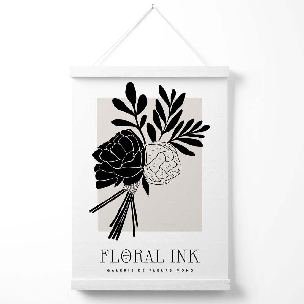Plakat med lukket peonmotiv i svart og beige (inkludert oppheng)