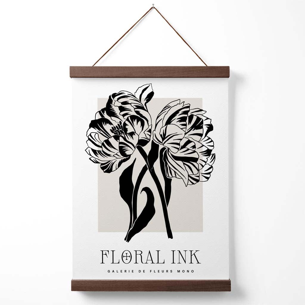 Plakat med kameliamotiv, svart og beige, blomstertegning i blekk, inkludert oppheng