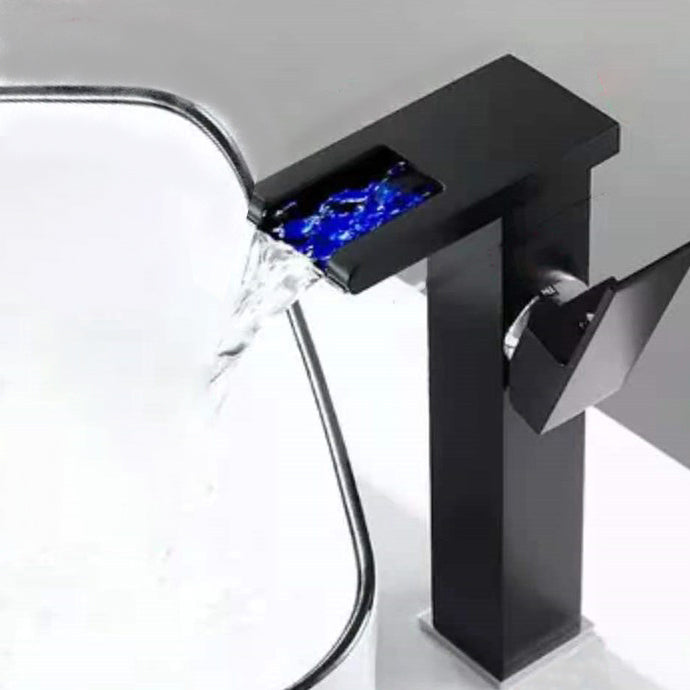 Ettgreps blandebatteri til servant, 1-hulls. Mye brukt blandebatteri til bad med LED-belysning.