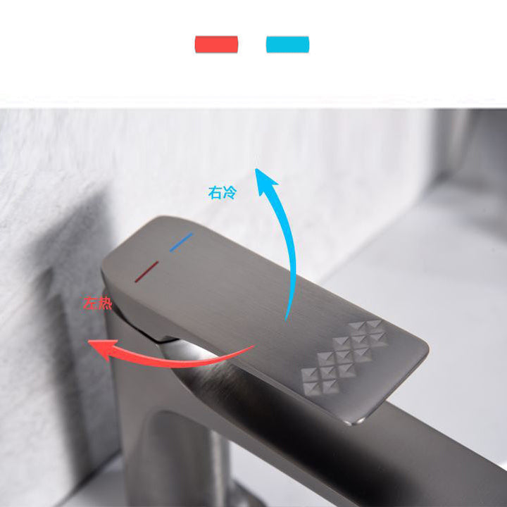 Moderne benkeplatekran for servant med kobberhåndtak og lav bue, egnet for baderom.