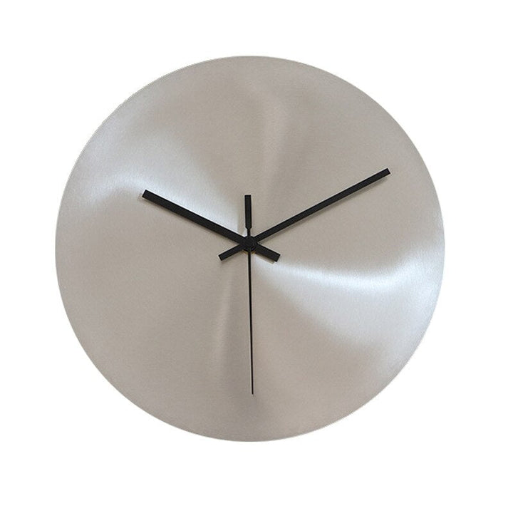 TijdStaal Veggklok – Moderne Rustfritt Stål Klokke med Elegant Design og Store Tall | Skanto