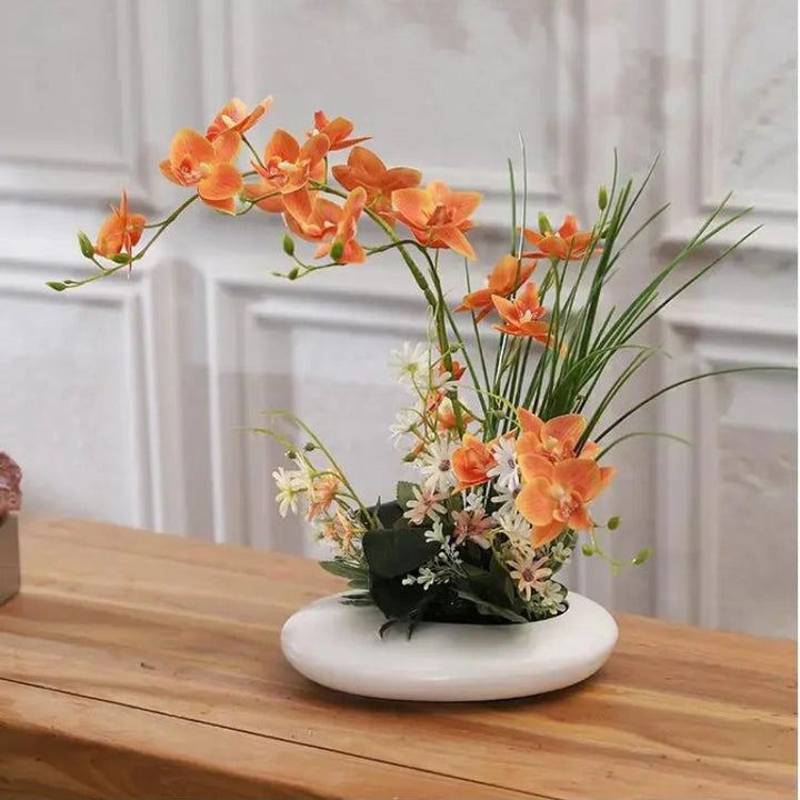 Livaktig blomsterarrangement i en moderne vase Skanto