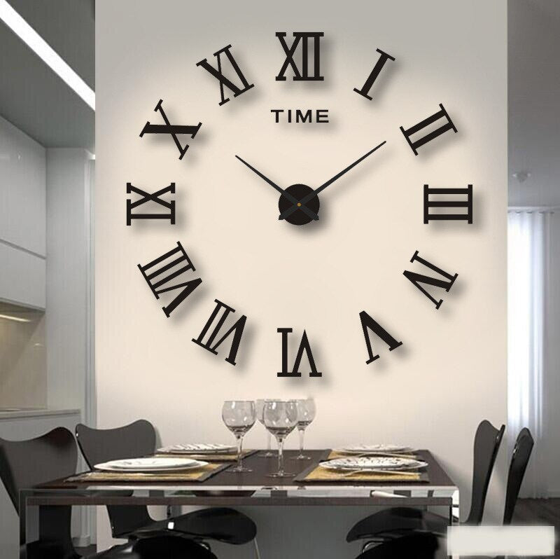 Große Wanduhr im moderne Wohnstil