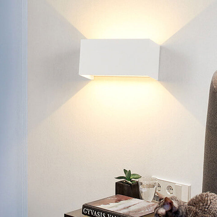 Moderne, vanntett, rektangulær LED-vegglampe for utendørs bruk med oppover- og nedoverrettet belysning.