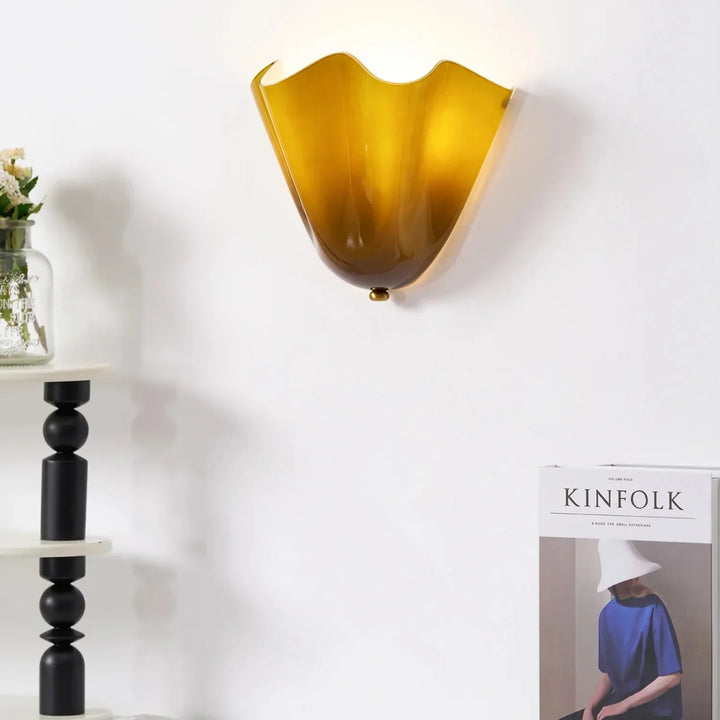 Skanto | Retro vegglampe laget av farget glass i skjørtformet skålmønster