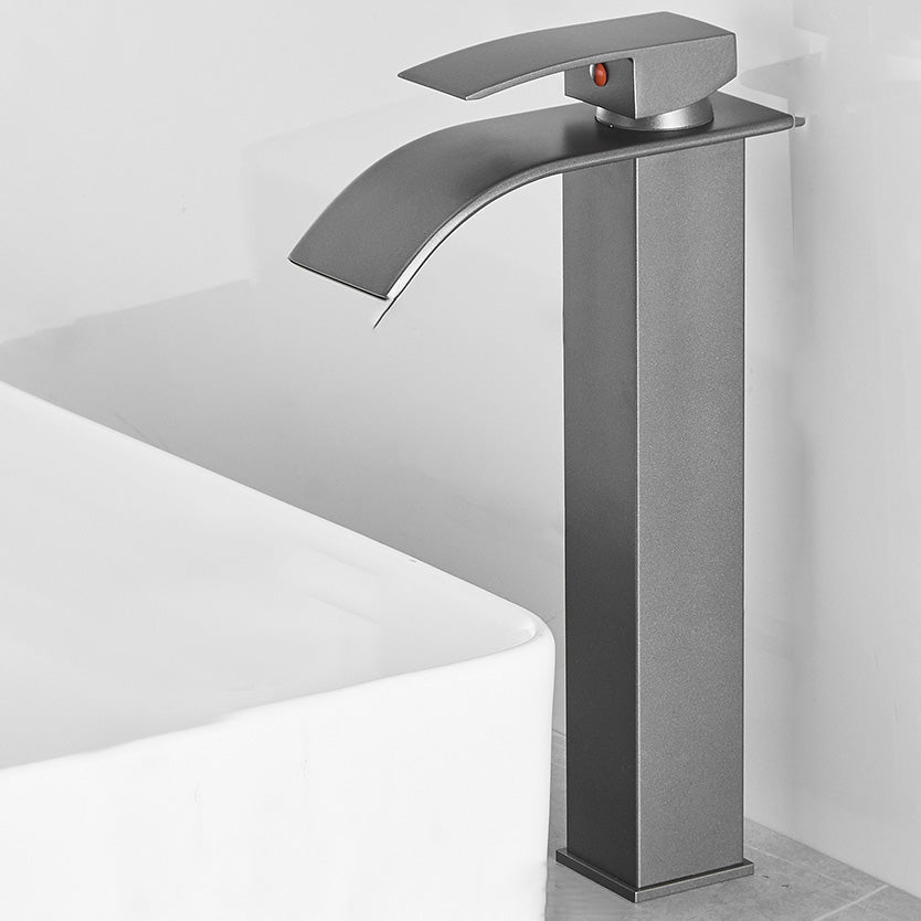 Moderne badekarkran med fossefallstut og spakhåndtak, messingvaskkran