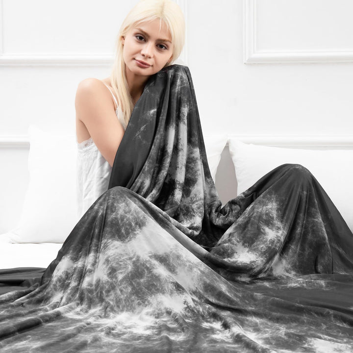 Tie Dye Kjøleteppe – Q-Max 0.5+ Dobbel-Lags Dobbelt-Sidig Kald Berøring Teppe for Komfortable Sommernetter-Grå | Skanto