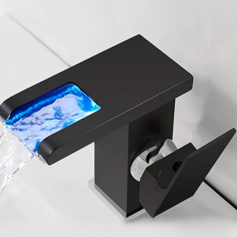 Skanto | Moderne vannfall tut baderom vask med LED messing baderom vask