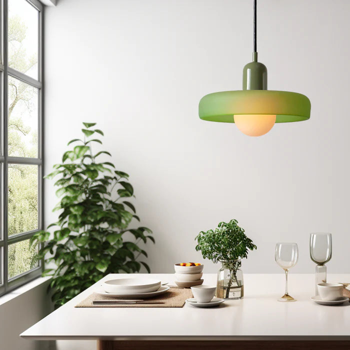Bunte Glas-Pendelleuchte im Bauhaus-Stil