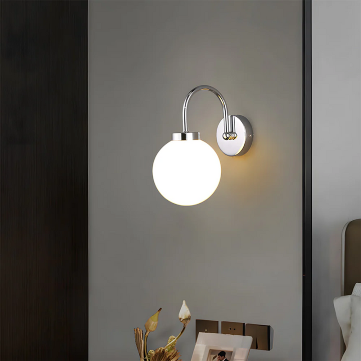 Skanto | Vegglampe med glasskule