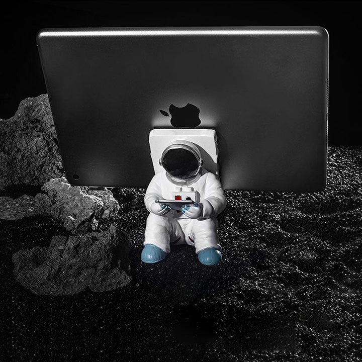 Støtte for mobiltelefon eller penn i astronautdekorasjoner | Skanto