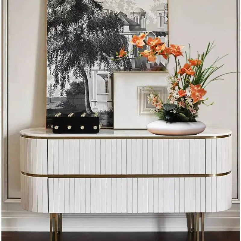 Livaktig blomsterarrangement i en moderne vase Skanto