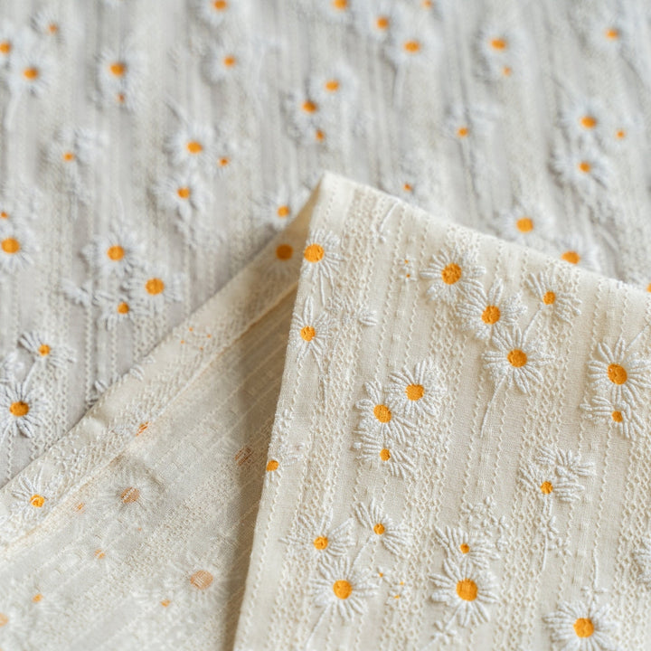 Skanto | Lekfull Daisy Brodert Boho Bordløper