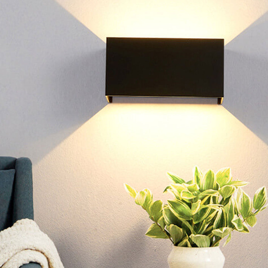 Moderne, vanntett, rektangulær LED-vegglampe for utendørs bruk med oppover- og nedoverrettet belysning.