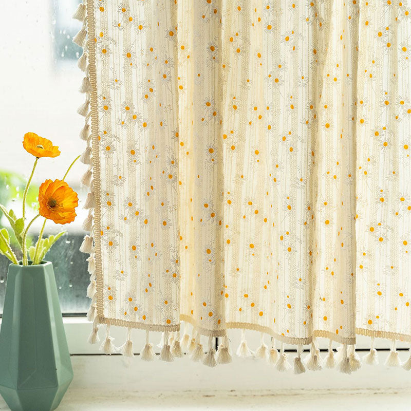 Beige Daisy Pattern Tier Gardin i Bomull Lin Stoff | Skanto