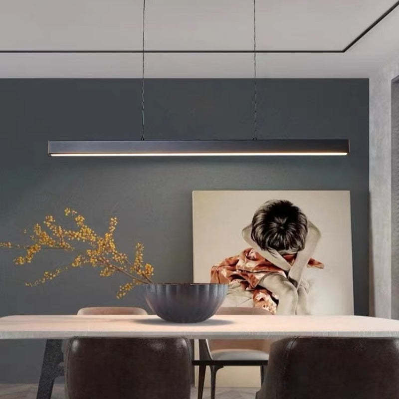 Skanto | Moderne LED Taklampe – Industriell Stil med Skinndetaljer