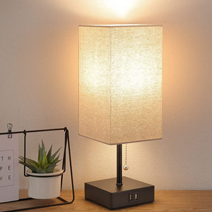LumiCharge – Moderne Bordlampe med USB-ladeporter | Skanto