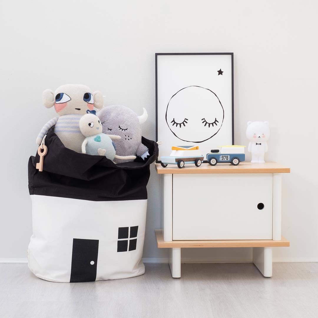 Leketøysoppbevaringssekk med snor og morsomt design Skanto
