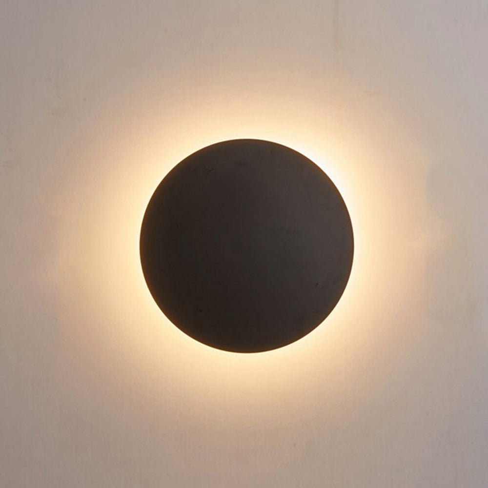 Skanto | GlowAura – Rund vegglampe i metall for soverom/stue