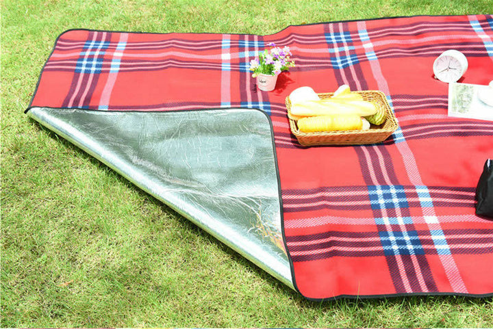 Picknickteppe med vannavvisende underside og lettstelte materialer Skanto