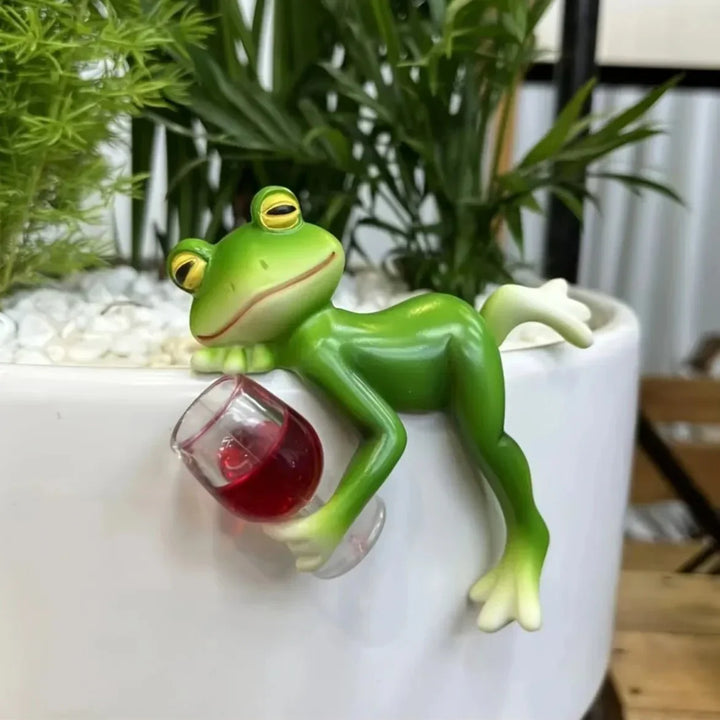 Tipsy Frog Pot Hanger | Skanto