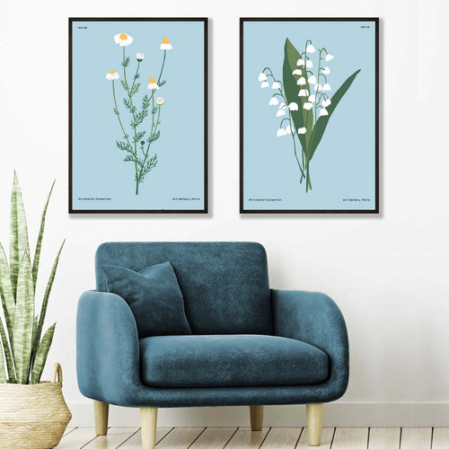 Illustrasjon av en blå villblomst, innrammet sett med 2 kunsttrykk