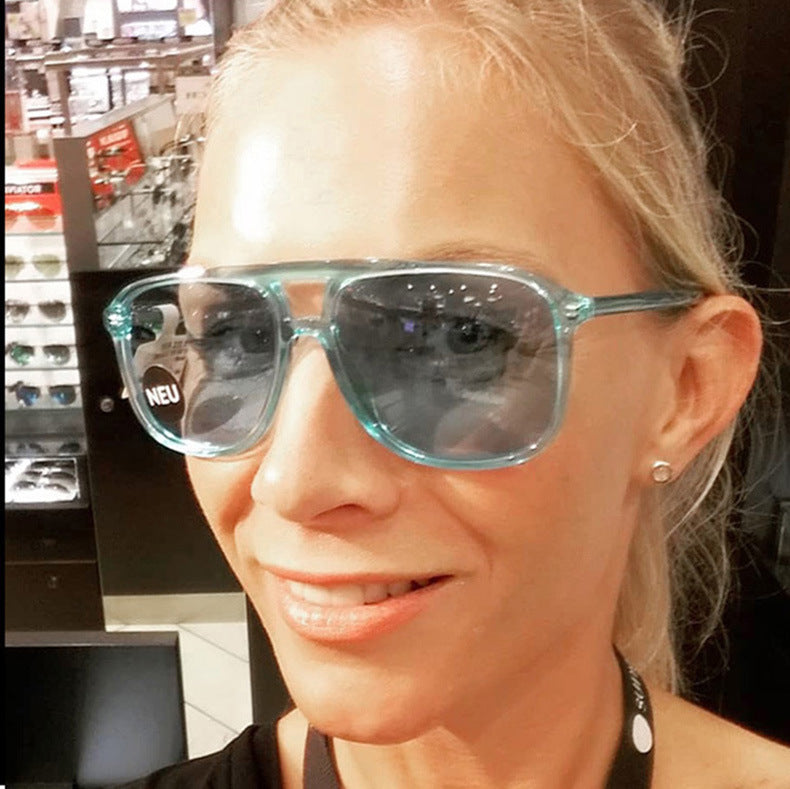 Dame moteriktige solbriller med gjennomsiktig ramme og blå glass Skanto