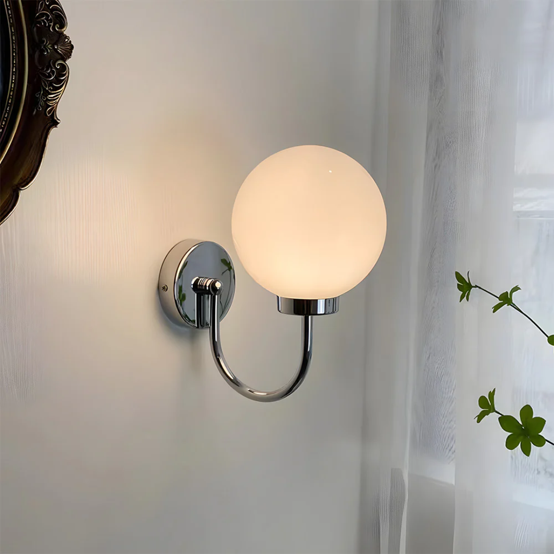 Skanto | Vegglampe med glasskule