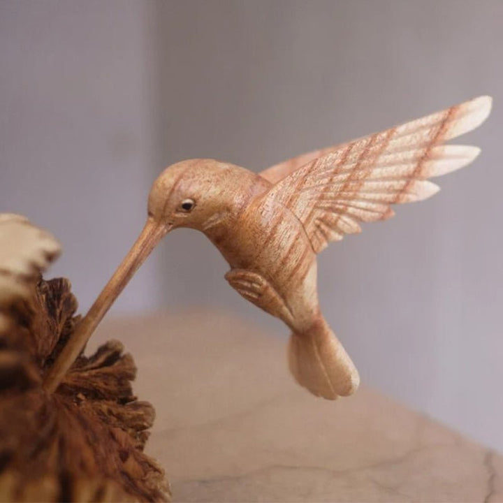 Skanto | Kolibri som spiser på en blomst, Håndlaget skulptur