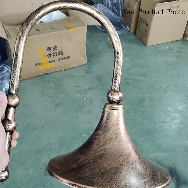 Moderne, enkel vegglampe i aluminium med trompetskjerm og glass, én lyskilde, for utendørs bruk, egnet for hagen.