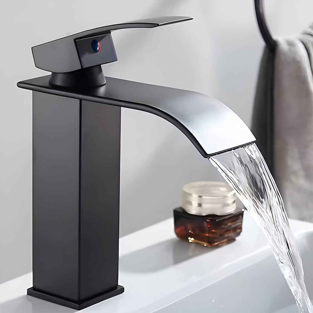 Blandebatteri i rustfritt stål for servant – fossefallstut med varmt og kaldt vann | Etthulls blandebatteri i Skantoack-design for badet
