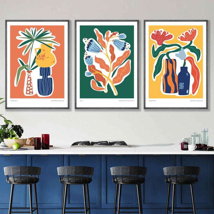 Kunstnerisk designet botanisk plakatsett med 3 plakater i grønt, oransje og gult